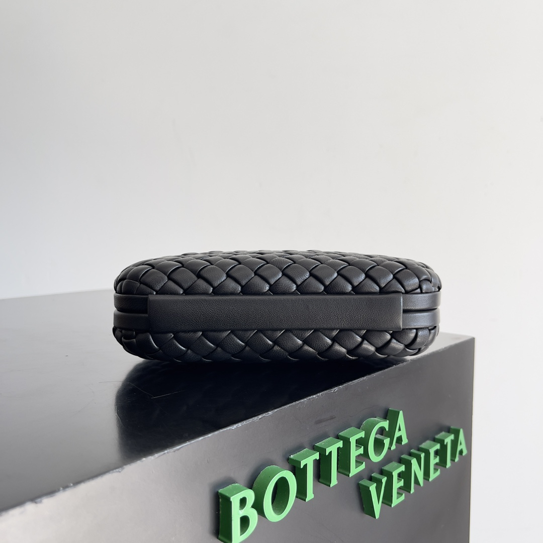 ボッテガ・ヴェネタ「Bottega Veneta」 2024春 フラワーウィーブイブニングバッグ
