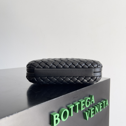 ボッテガ・ヴェネタ「Bottega Veneta」 2024春 フラワーウィーブイブニングバッグ