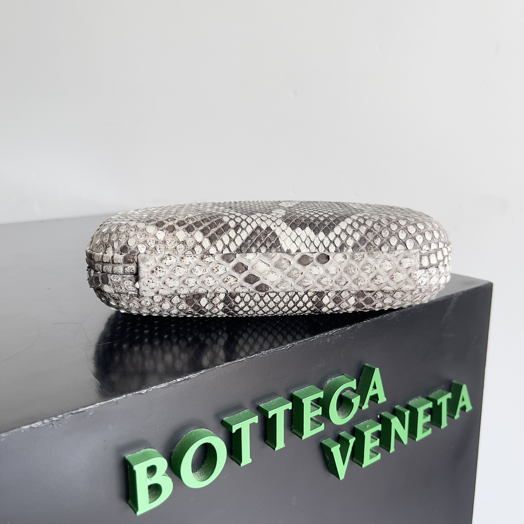 ボッテガ・ヴェネタ「Bottega Veneta」 2024春 パイソンエキゾチックレザーイブニングバッグ