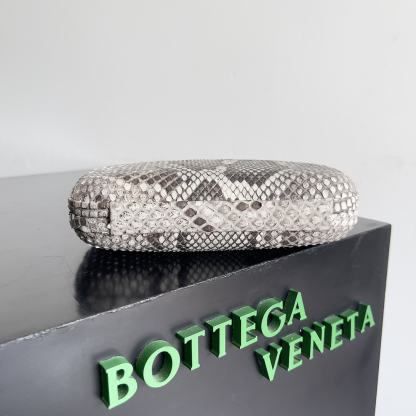 ボッテガ・ヴェネタ「Bottega Veneta」 2024春 パイソンエキゾチックレザーイブニングバッグ