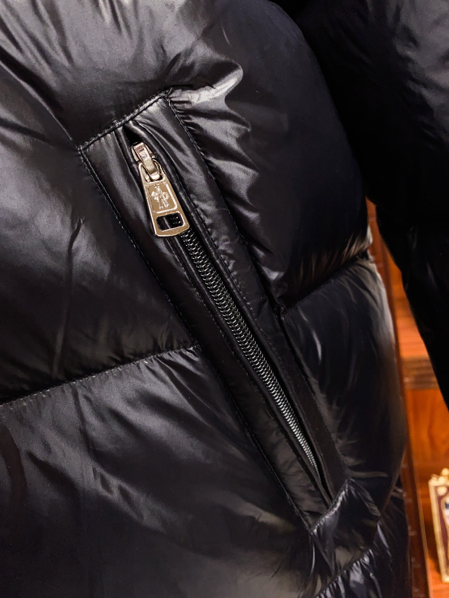 モンクレール「Moncler」ミドル丈フード付きダウンジャケット