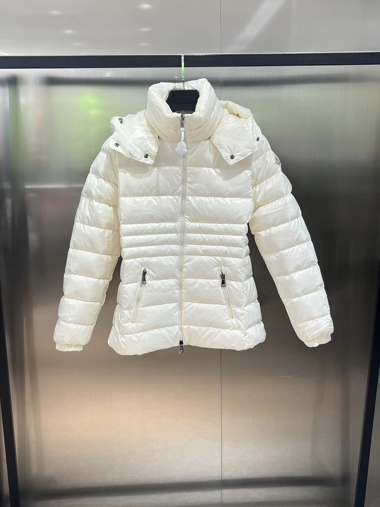 モンクレール「Moncler」フード付き スリムフィット ダウンジャケット レディース