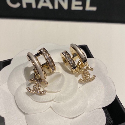 シャネル「Chanel」マザーオブパール ダブルC ダイヤモンド ピアス