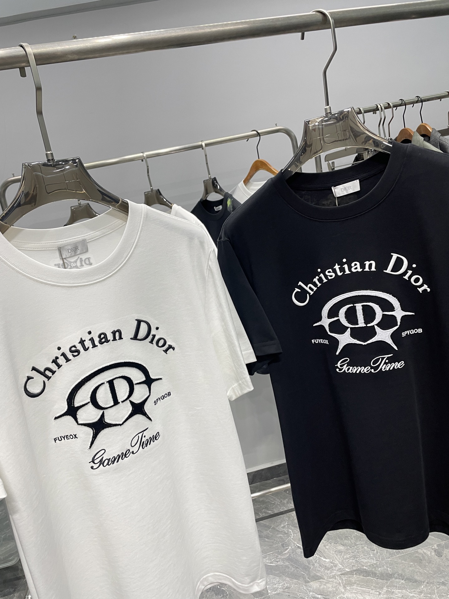 ディオール「Dior」CDロゴ立体刺繍半袖Tシャツ