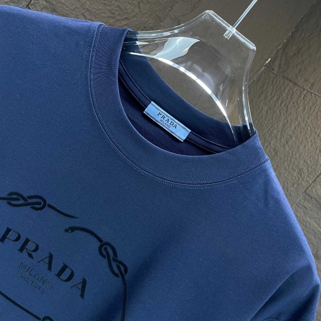 プラダ「Prada」2025春夏 ヘビーウェイトコットン ロゴ植毛半袖Tシャツ