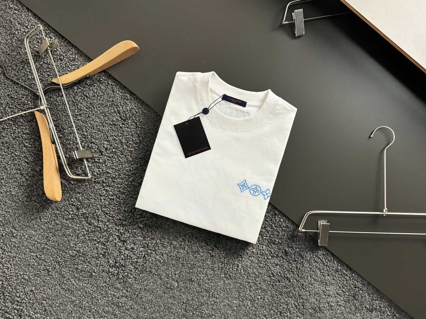 ルイ・ヴィトン「Louis Vuitton」クラウド スプレー エンブロイダリー Tシャツ