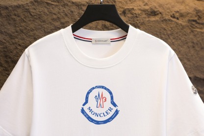 モンクレール「モンクレール」ミニマル ロゴ クルーネックTシャツ-ISETAN PRESTIGE CURATED