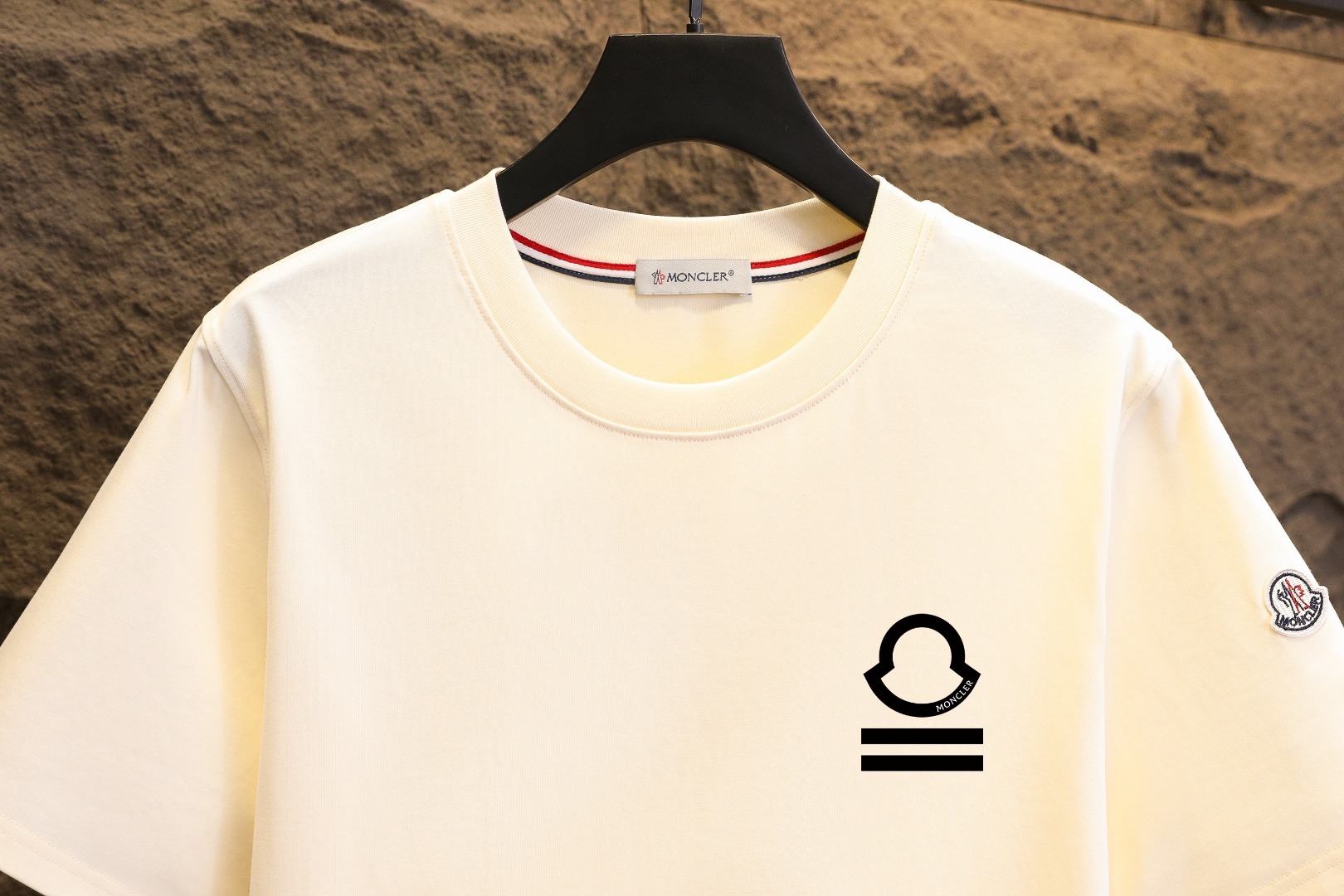 モンクレール「Moncler」ミニマル ロゴ クルーネックTシャツ