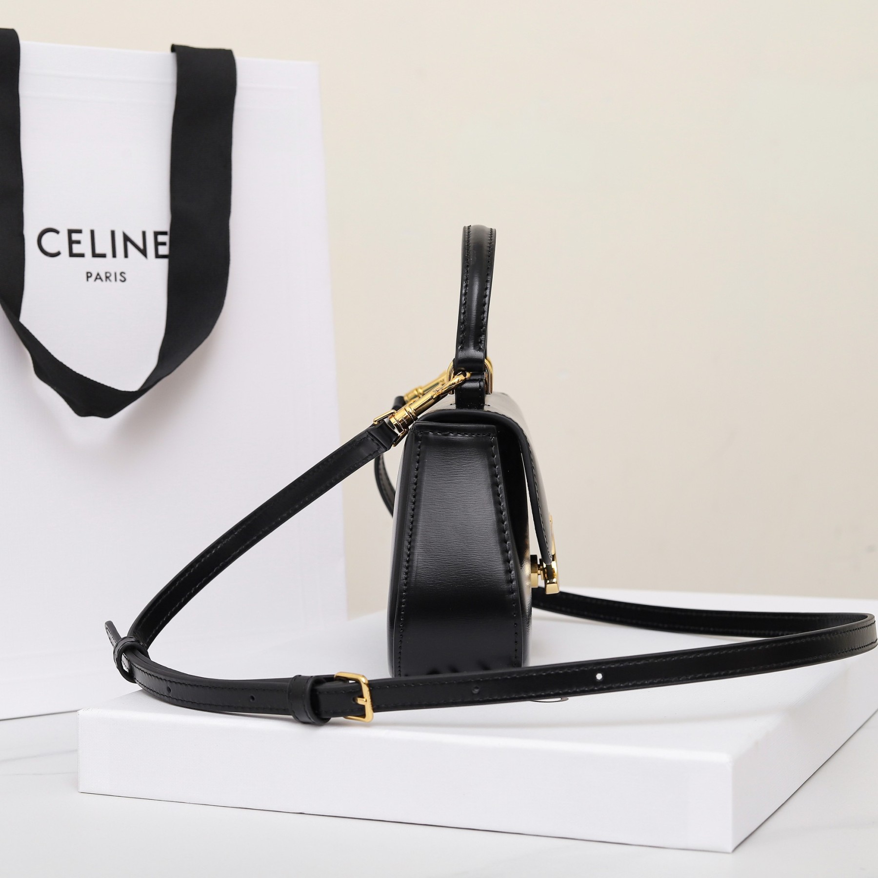 セリーヌ「Celine」Lola トライアンフ ショルダーバッグ