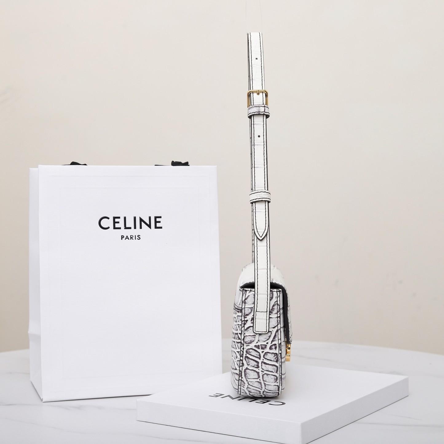 セリーヌ「Celine」Triomphe エンボスドクロコダイルレザー ショルダーバッグ