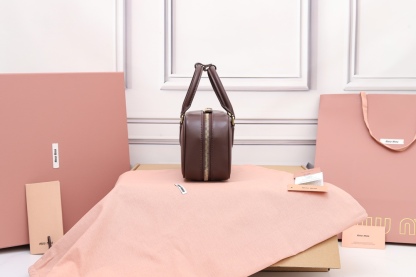 ミュウミュウ「Miu Miu」Matelassé ボウリングバッグ