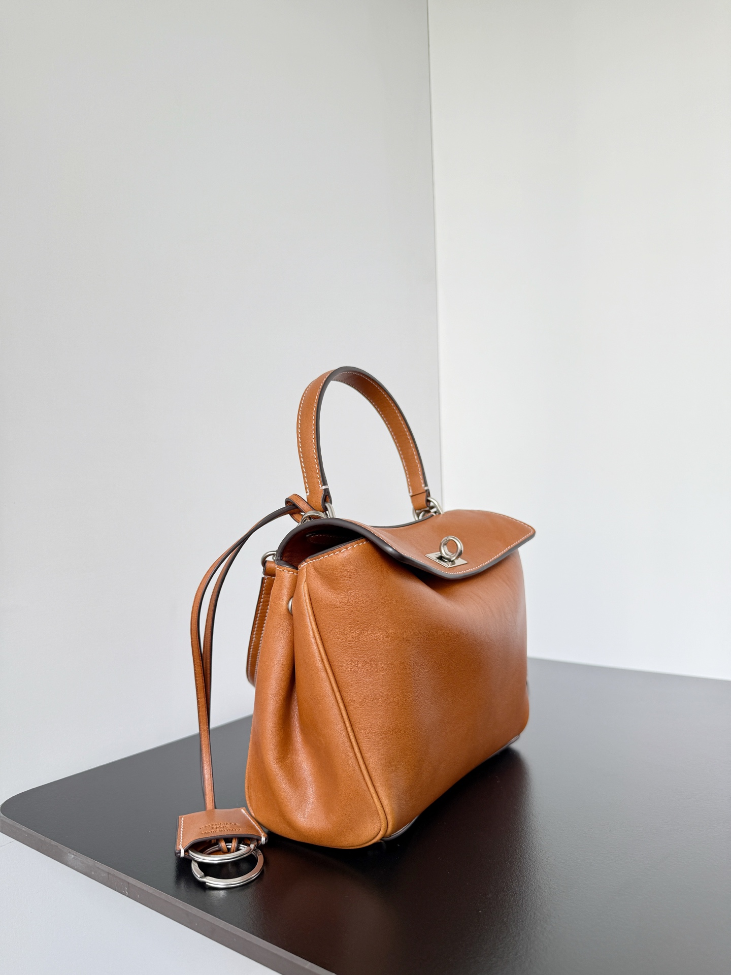 バレンシアガ「Balenciaga」Rodeo Drive スモールショルダーバッグ