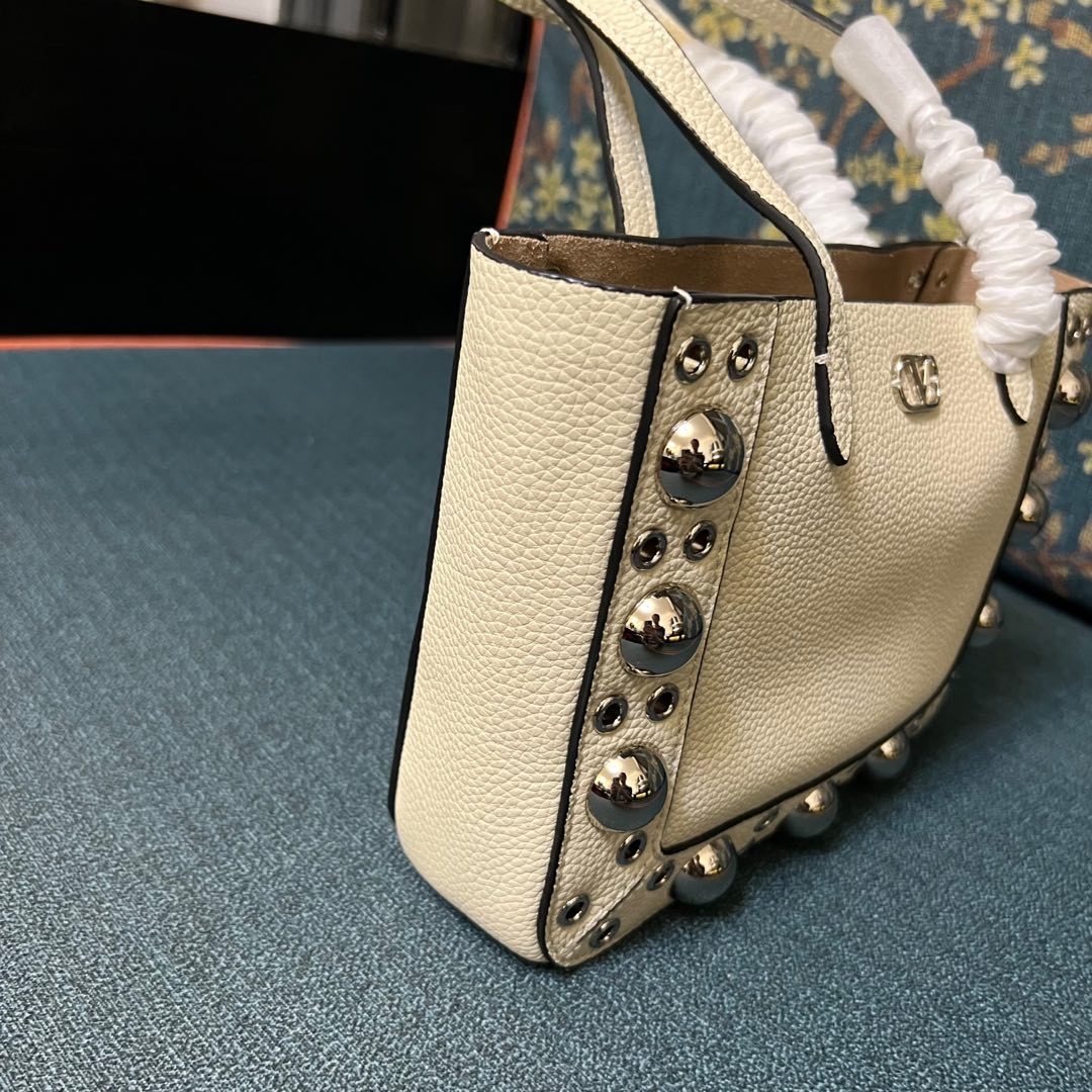 ヴァレンティノ「Valentino」ガラヴァーニ スモール レザー ハンドバッグ