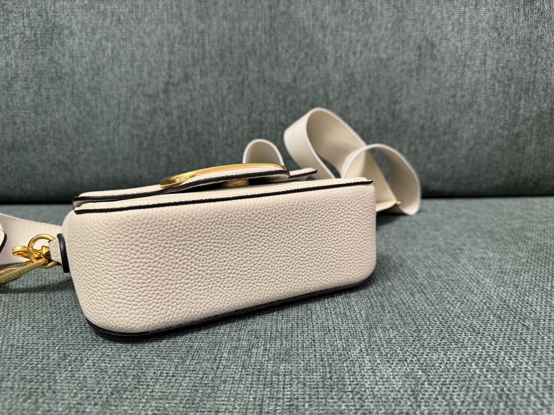 ヴァレンティノ「Valentino」ガラヴァーニ オールタイム レザー ショルダーバッグ