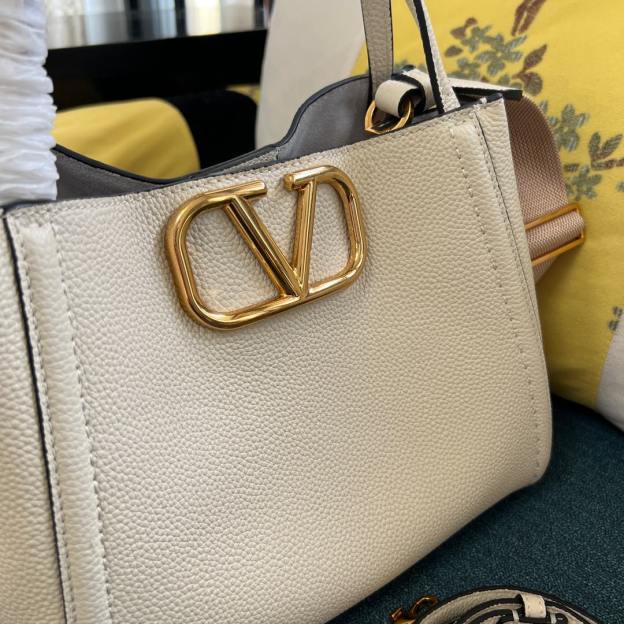 ヴァレンティノ「Valentino」ガラヴァーニ オールタイム レザー ショルダーバッグ