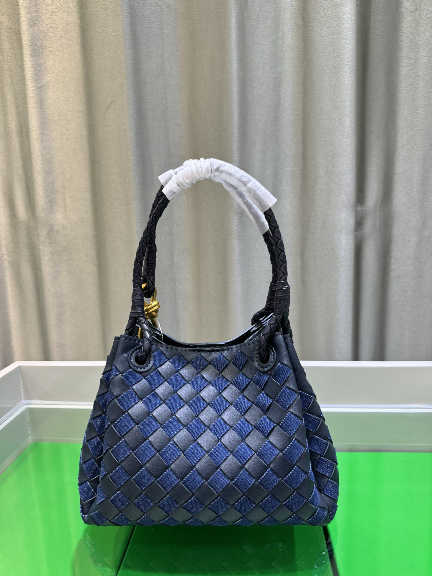 ボッテガ・ヴェネタ「Bottega Veneta」2024早秋 Andiamo Parachute ショルダーバッグ
