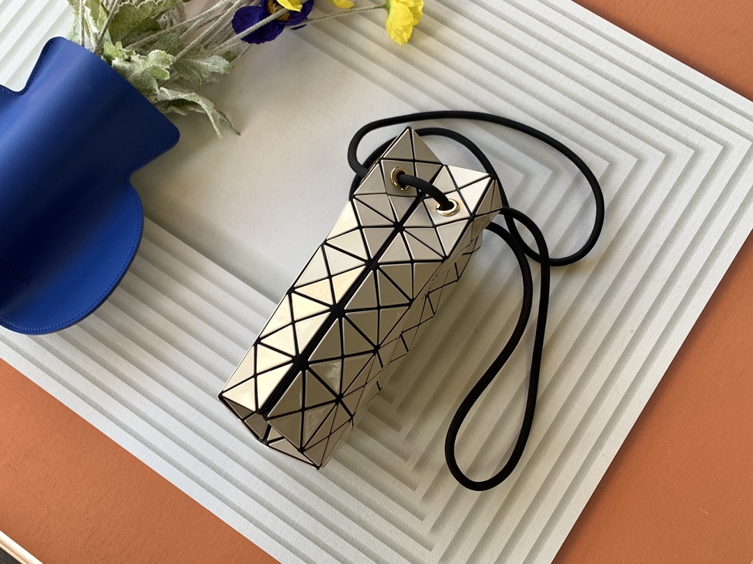 イッセイ・ミヤケ「Issey Miyake」限定 レーザー クリームイエロー ミニ バケットバッグ