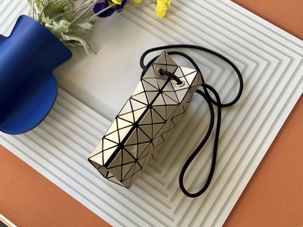 イッセイ・ミヤケ「Issey Miyake」限定 レーザー クリームイエロー ミニ バケットバッグ