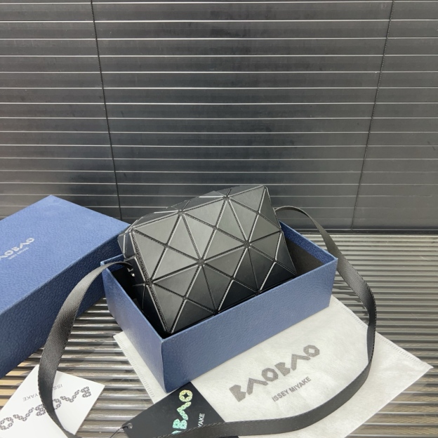 イッセイ・ミヤケ「Issey Miyake」Geometric カメラバッグ