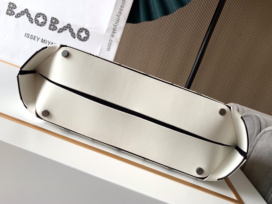 イッセイ・ミヤケ「Issey Miyake」BAO BAO LUCENT 6×6 トートバッグ