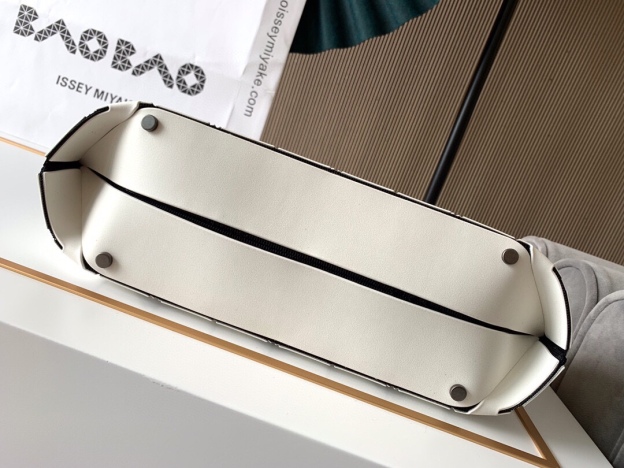 イッセイ・ミヤケ「Issey Miyake」BAO BAO LUCENT 6×6 トートバッグ