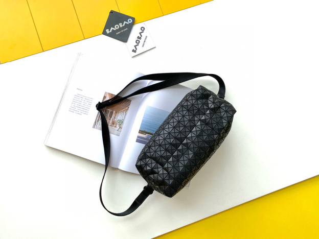 イッセイ・ミヤケ「Issey Miyake」KURO サドルバッグ