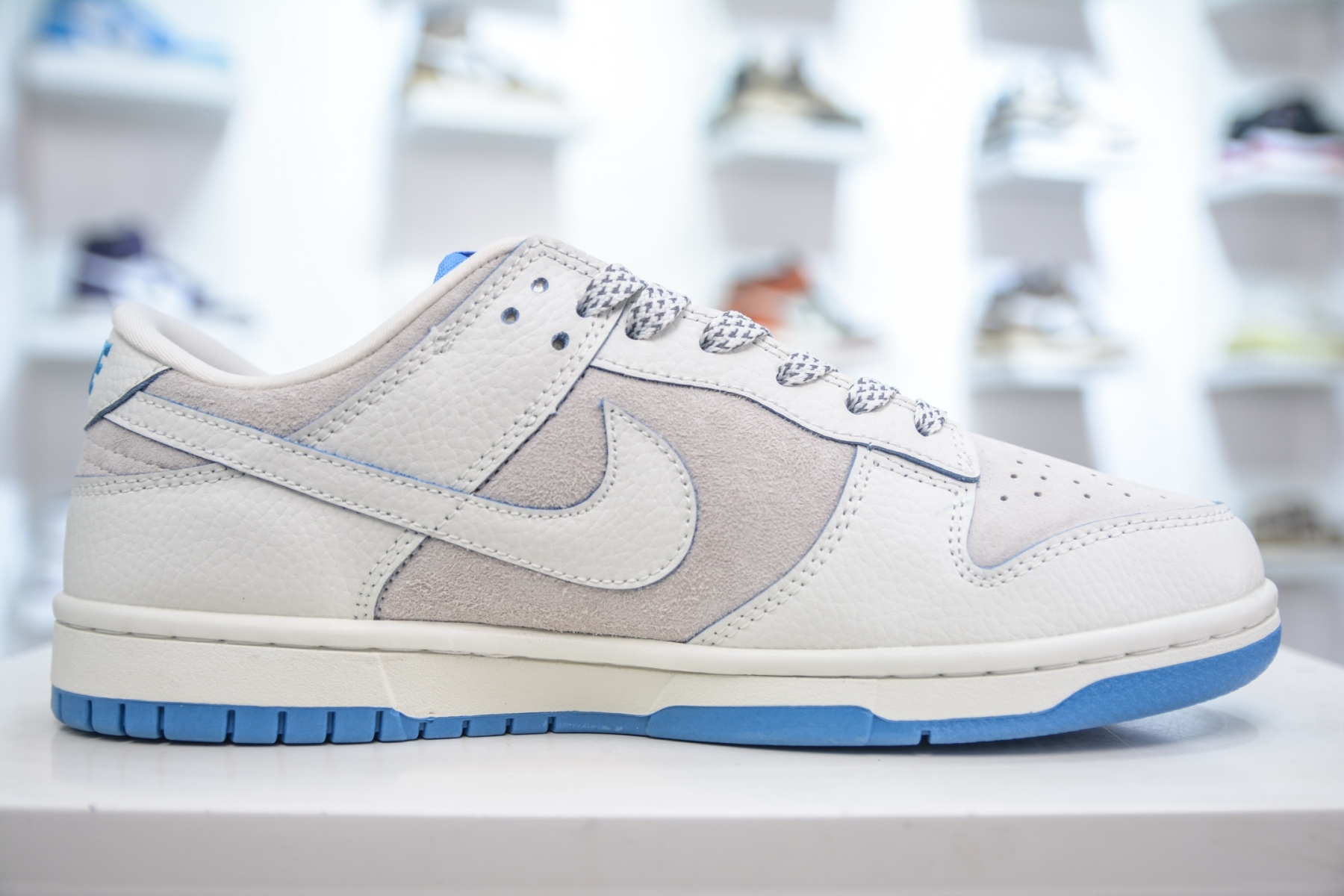 「コラボモデル」Supreme x Nike SB Dunk Low Pro QS "Triple Mini Swoosh"