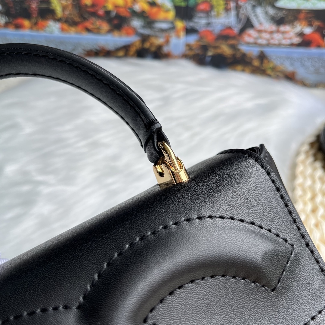 ドルチェ・アンド・ガッバーナ「D&G」 キルティングロゴ レザークロスボディバッグ