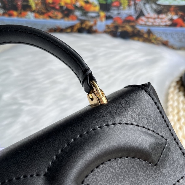 ドルチェ・アンド・ガッバーナ「D&G」 キルティングロゴ レザークロスボディバッグ