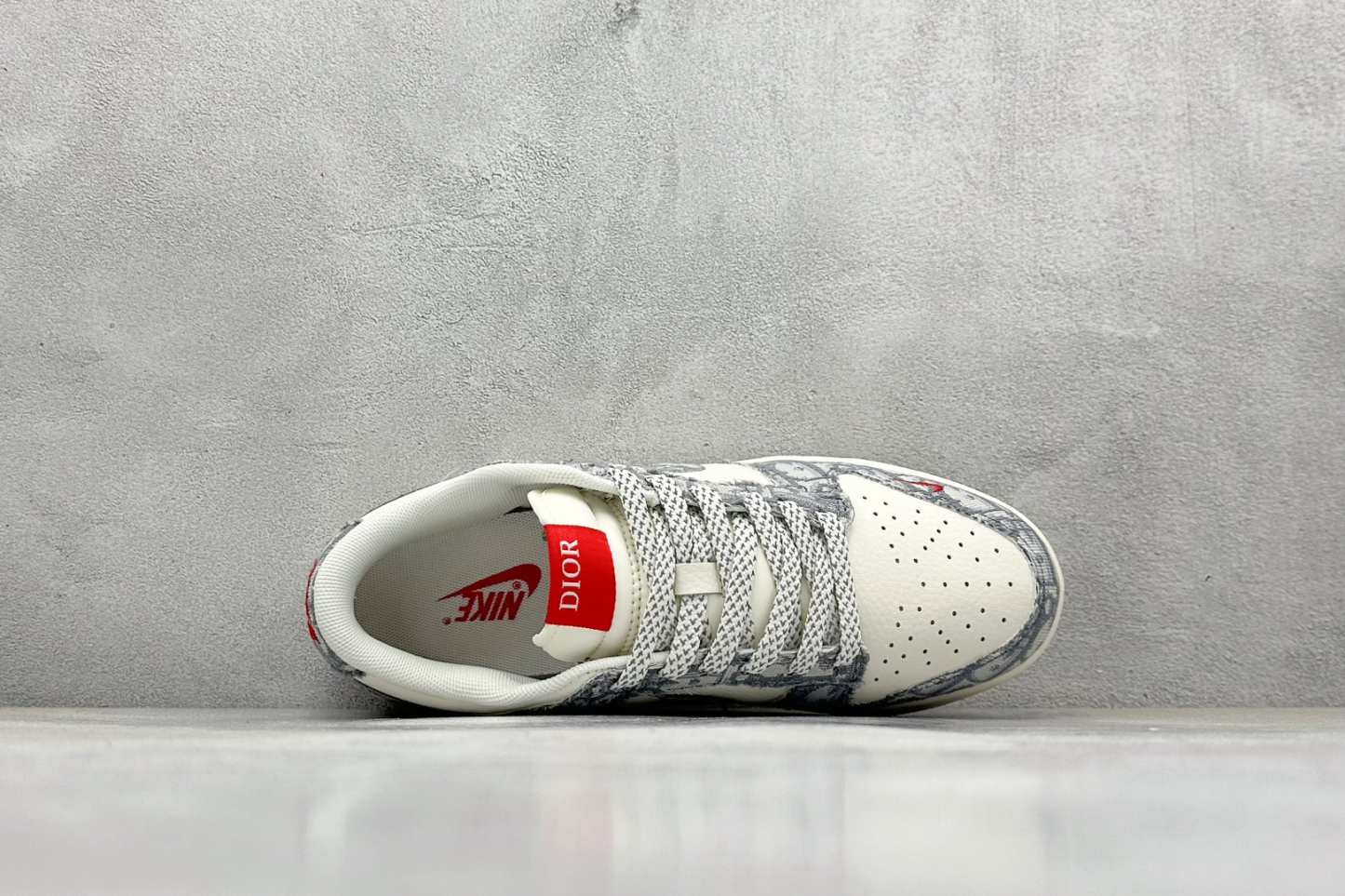 「コラボモデル」Dior x Nike SB Dunk Low "White Ink Blue" スニーカー