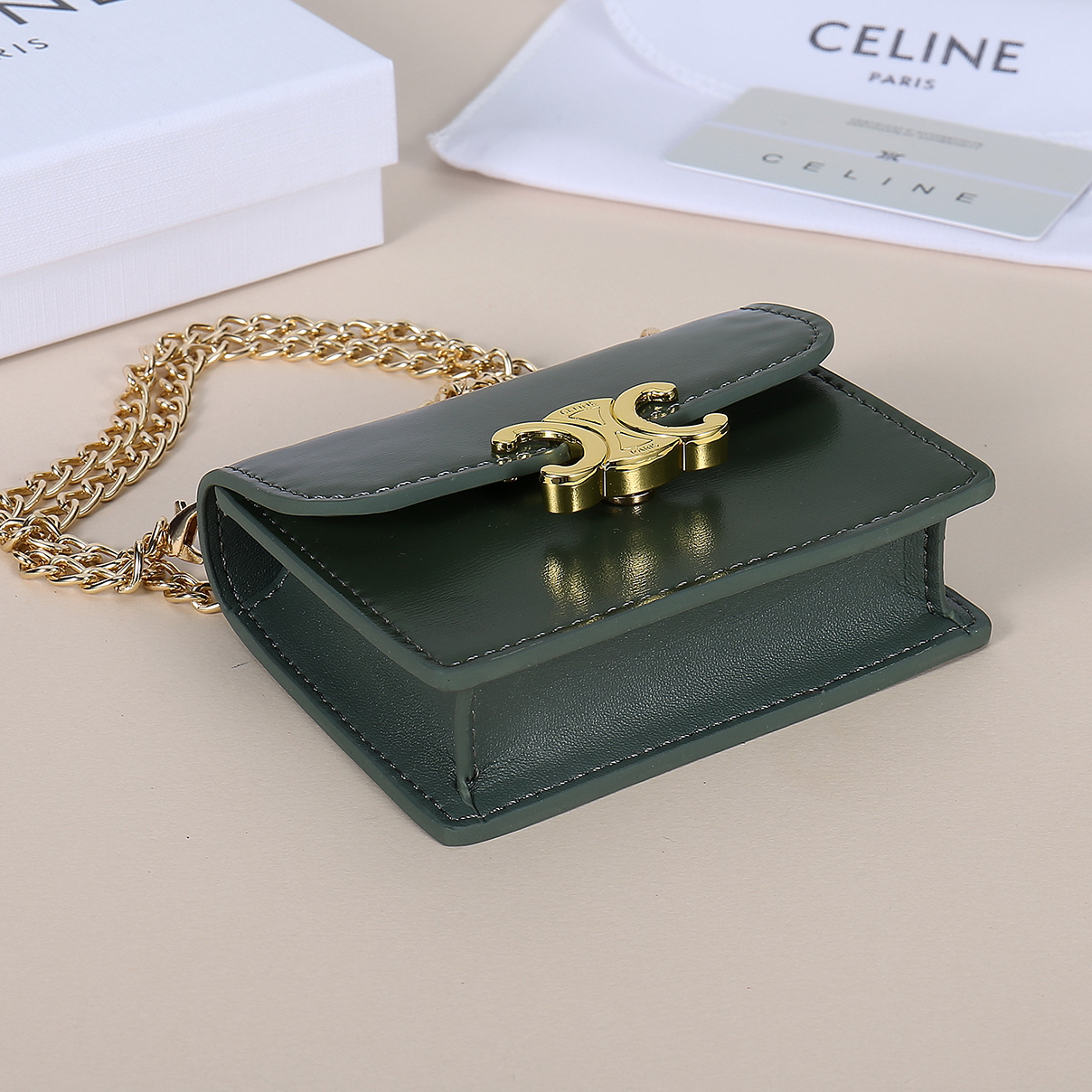 セリーヌ「Celine」新作 チェーン付き TRIOMPHE カードケース
