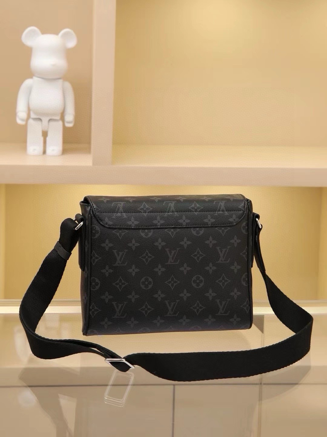 ルイ・ヴィトン「Louis Vuitton」District モノグラム・エクリプス スモール メッセンジャーバッグ