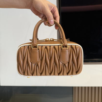 ミュウミュウ「Miu Miu」ヒツジ革の木目がレトロな小さめのバッグです