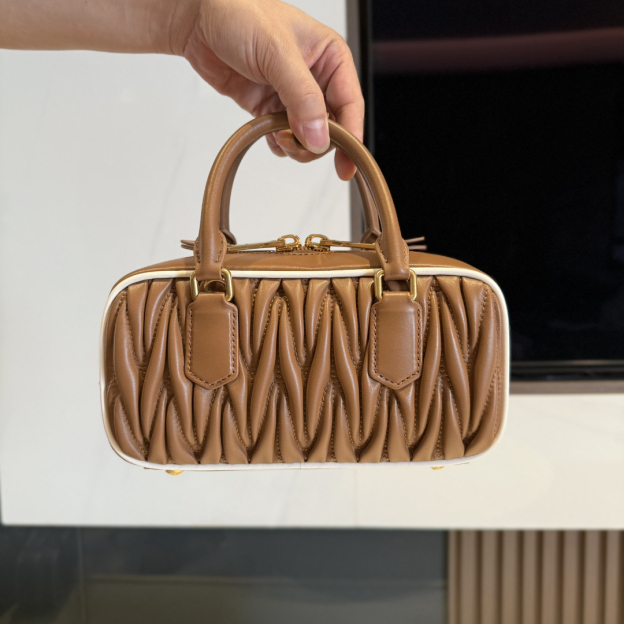 ミュウミュウ「Miu Miu」ヒツジ革の木目がレトロな小さめのバッグです