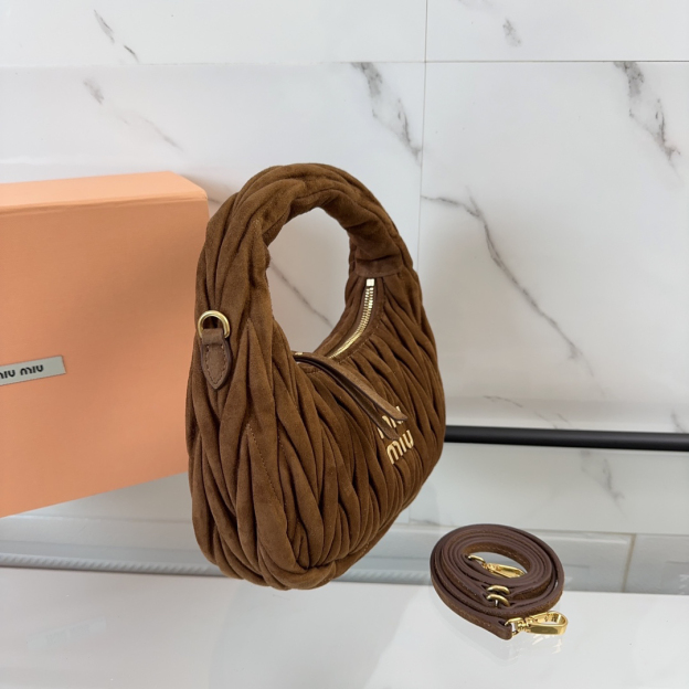 ミュウミュウ「Miu Miu」ワンダー マトラッセ スエードバッグ