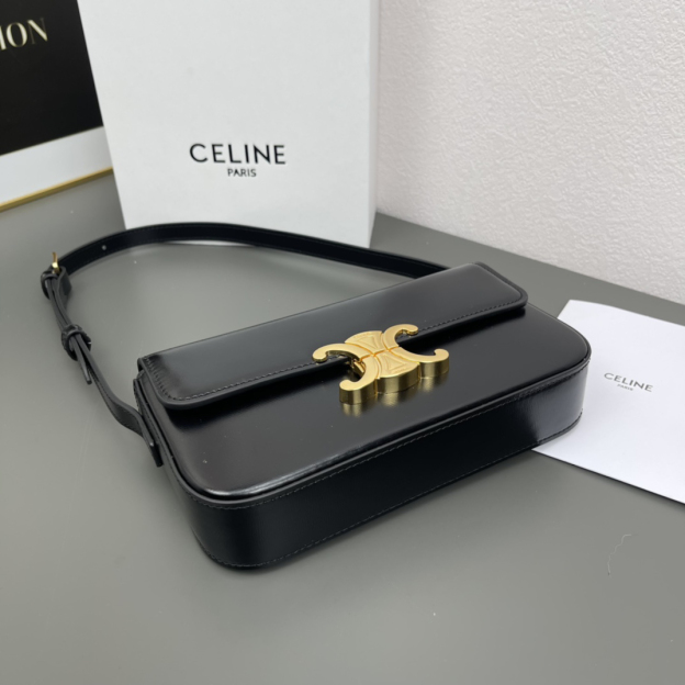 セリーヌ「Celine」凱旋門小脇バッグです