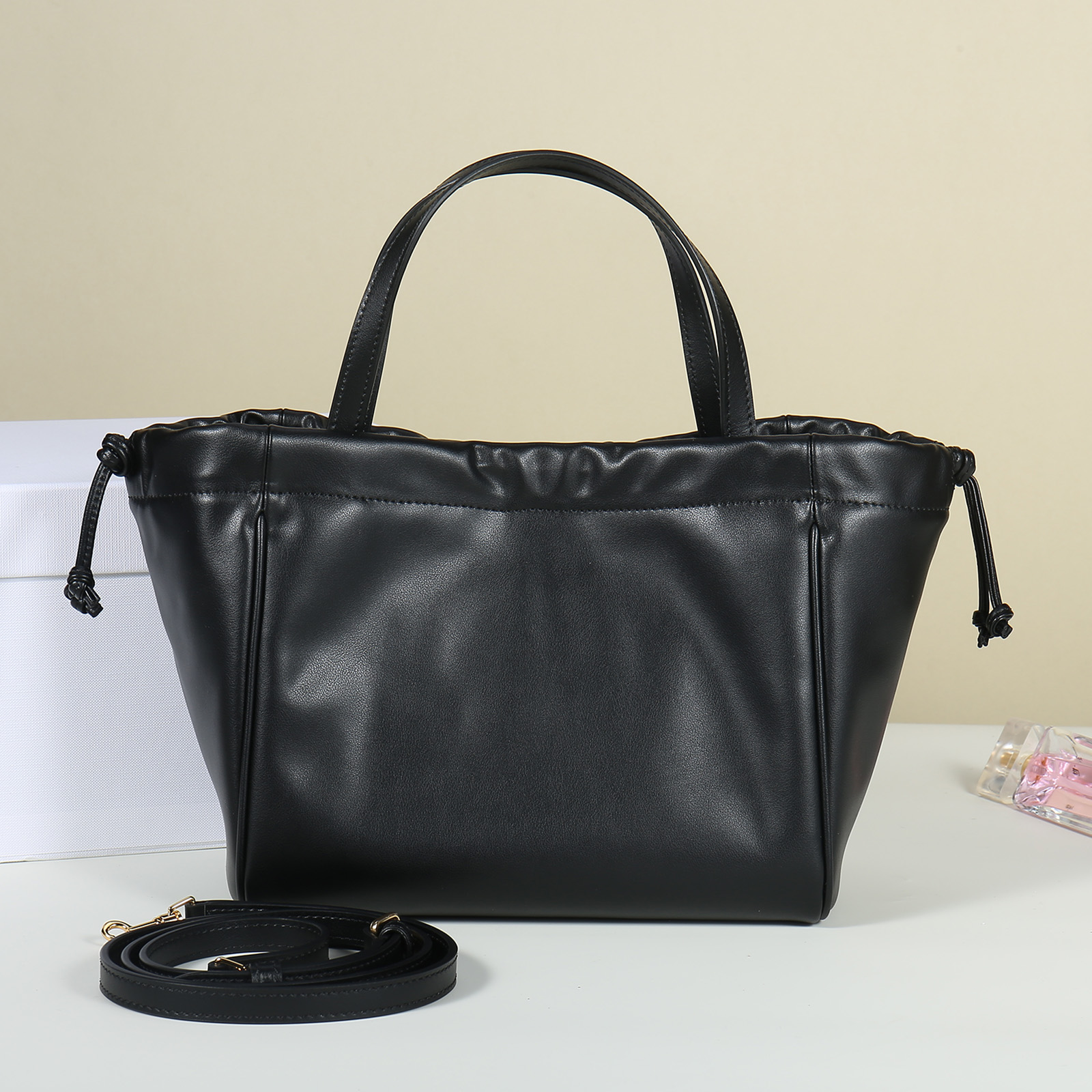 セリーヌ「Celine」トリアンンフ スムースレザー ドローストリングバッグ