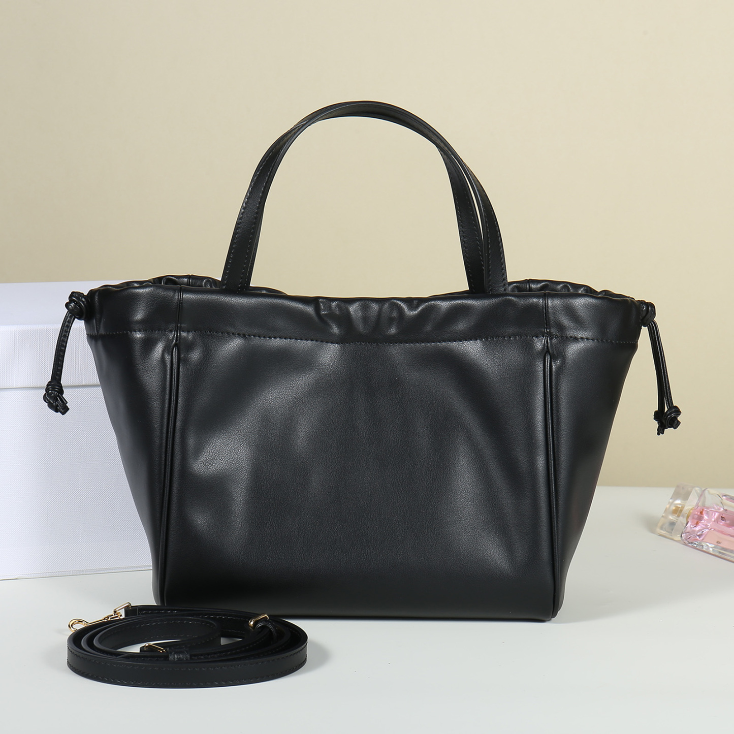 セリーヌ「Celine」トリアンンフ スムースレザー ドローストリングバッグ