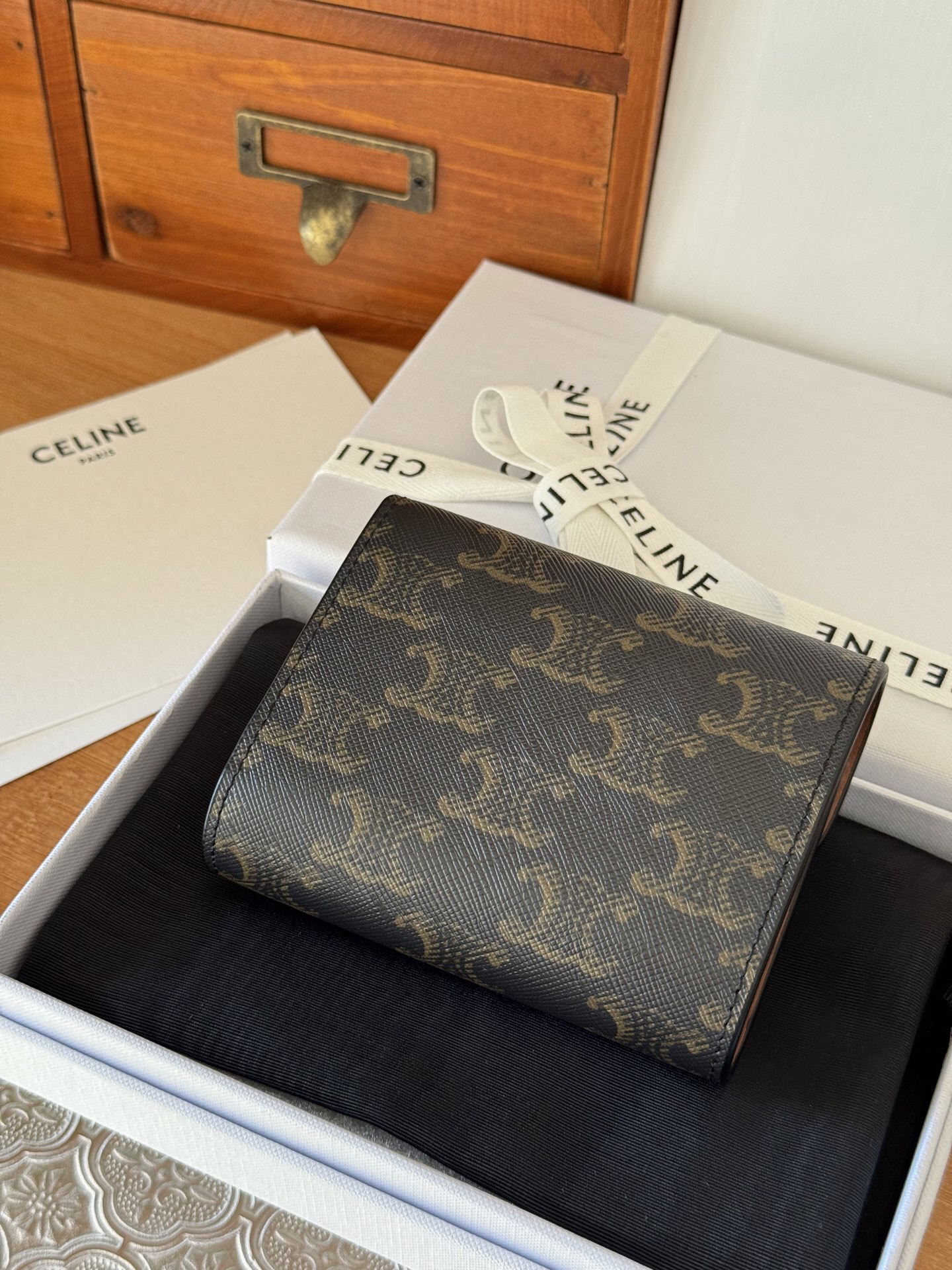 セリーヌ「Celine」 トリアンンフ スムースレザー コンコンパクトウォレット