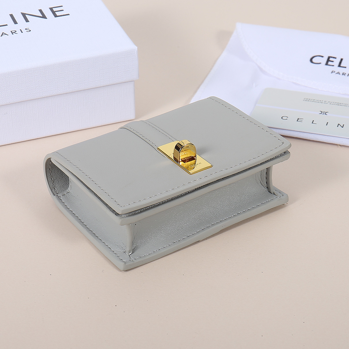セリーヌ「Celine」 TRIOMPHE フラップカードケース