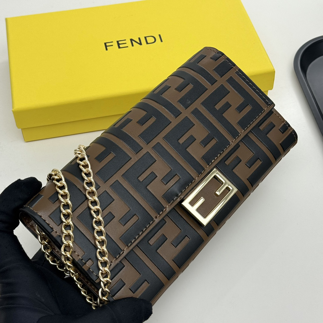 フェンディ「Fendi」マルチファンクション チェーンウォレット