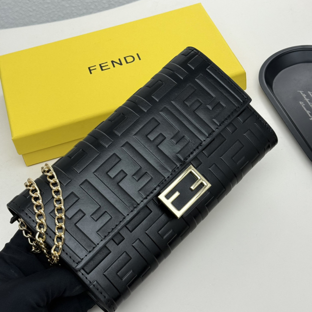 フェンディ「Fendi」マルチファンクション チェーンウォレット