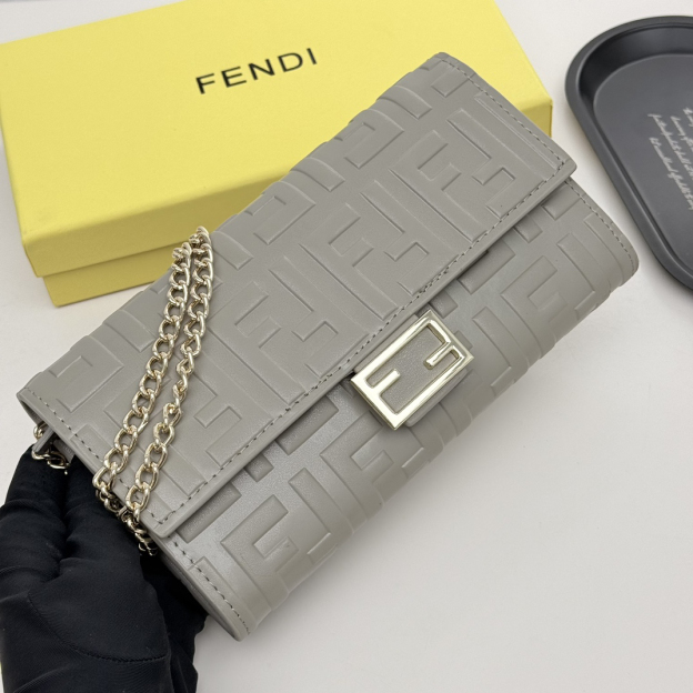 フェンディ「Fendi」マルチファンクション チェーンウォレット