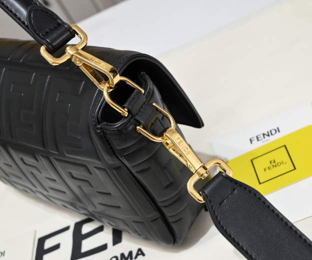 フェンディ「Fendi」Baguette レザー ショルダーバッグ