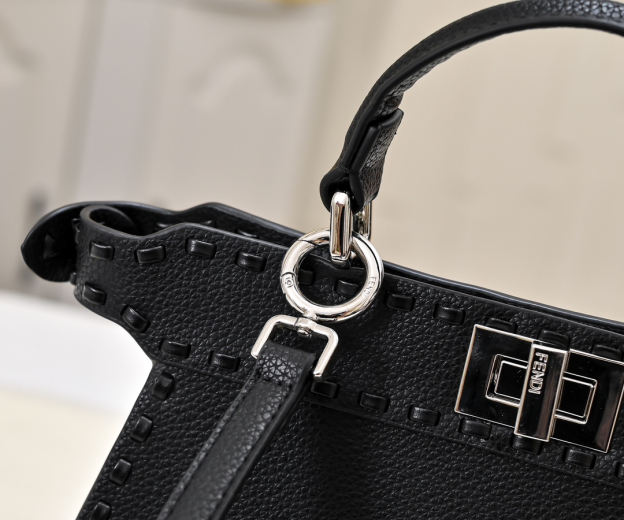 フェンディ「Fendi」Peekaboo Petite スモール ショルダーバッグ