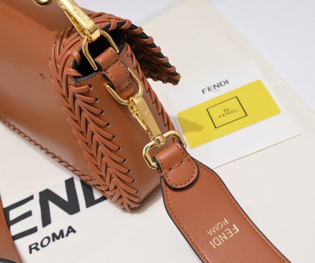 フェンディ「Fendi」 Baguette メディウム レザー ショルダーバッグ