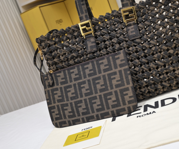 フェンディ「Fendi」FF Tote メディウム ショルダーバッグ