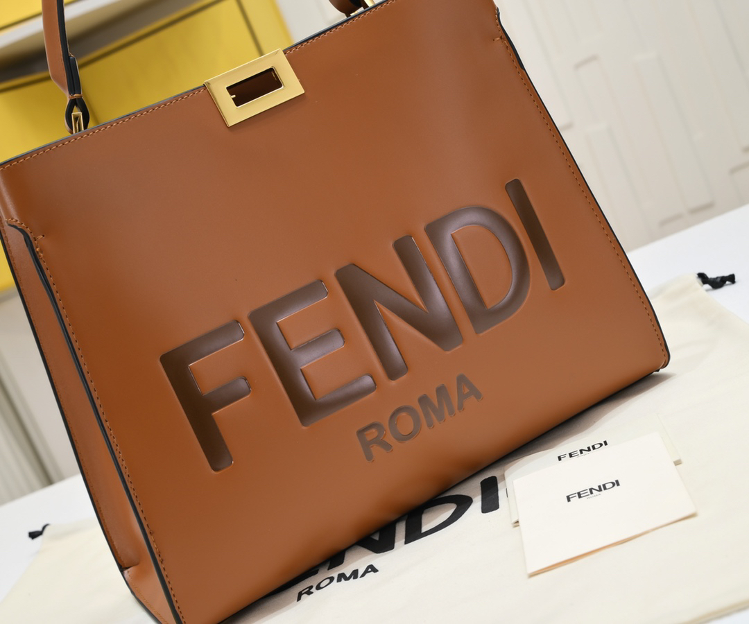 フェンディ「Fendi」Peekaboo X-Lite メディウム ショルダーバッグ