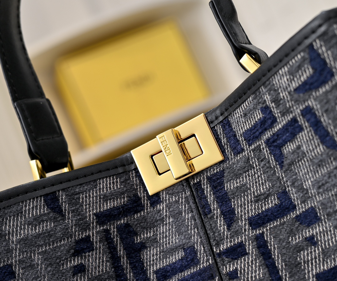 フェンディ「Fendi」Peekaboo X-Lite メディウム ショルダーバッグ