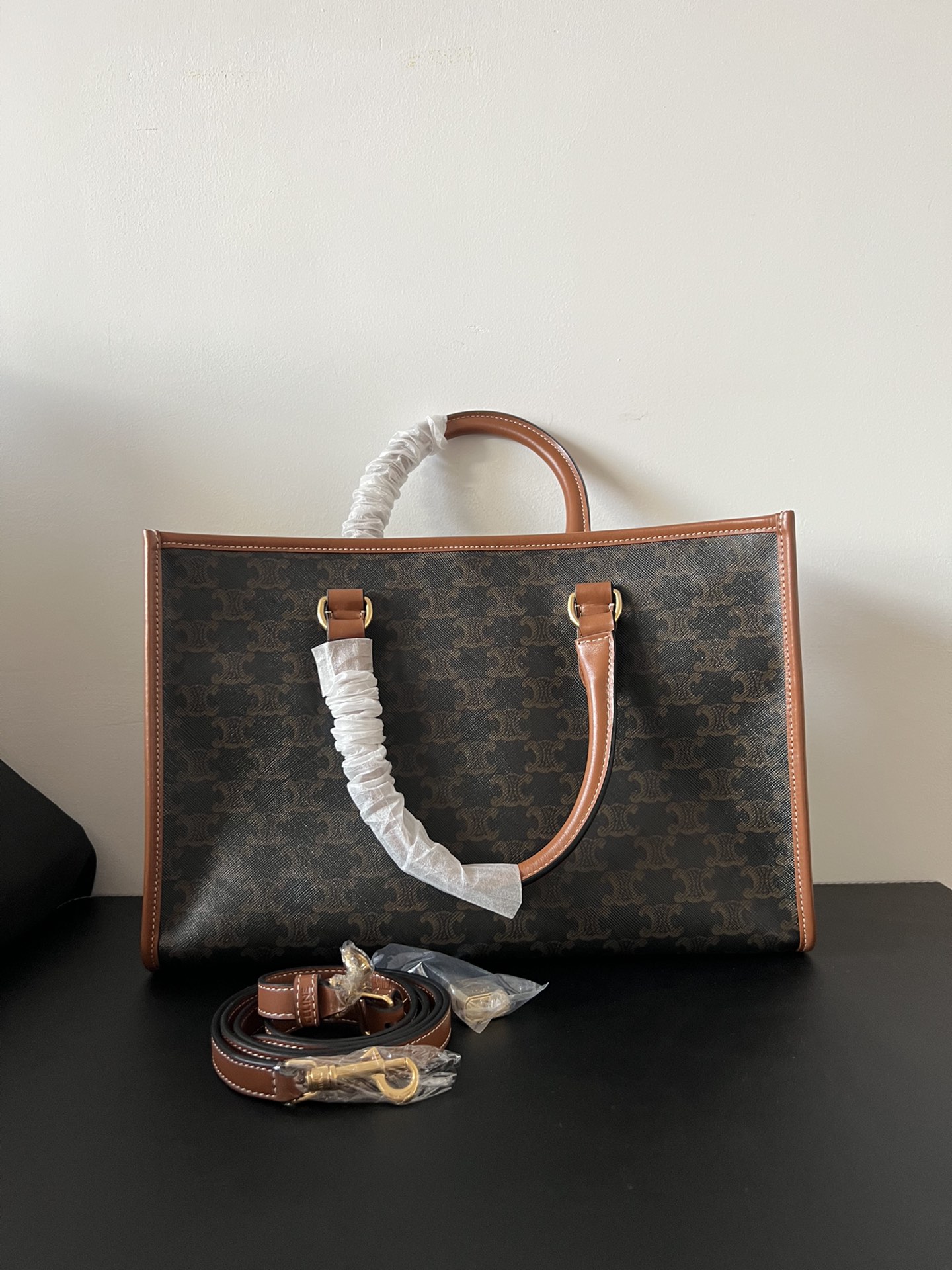 セリーヌ「Celine」TRIOMPHE モノグラム レザー トートバッグ